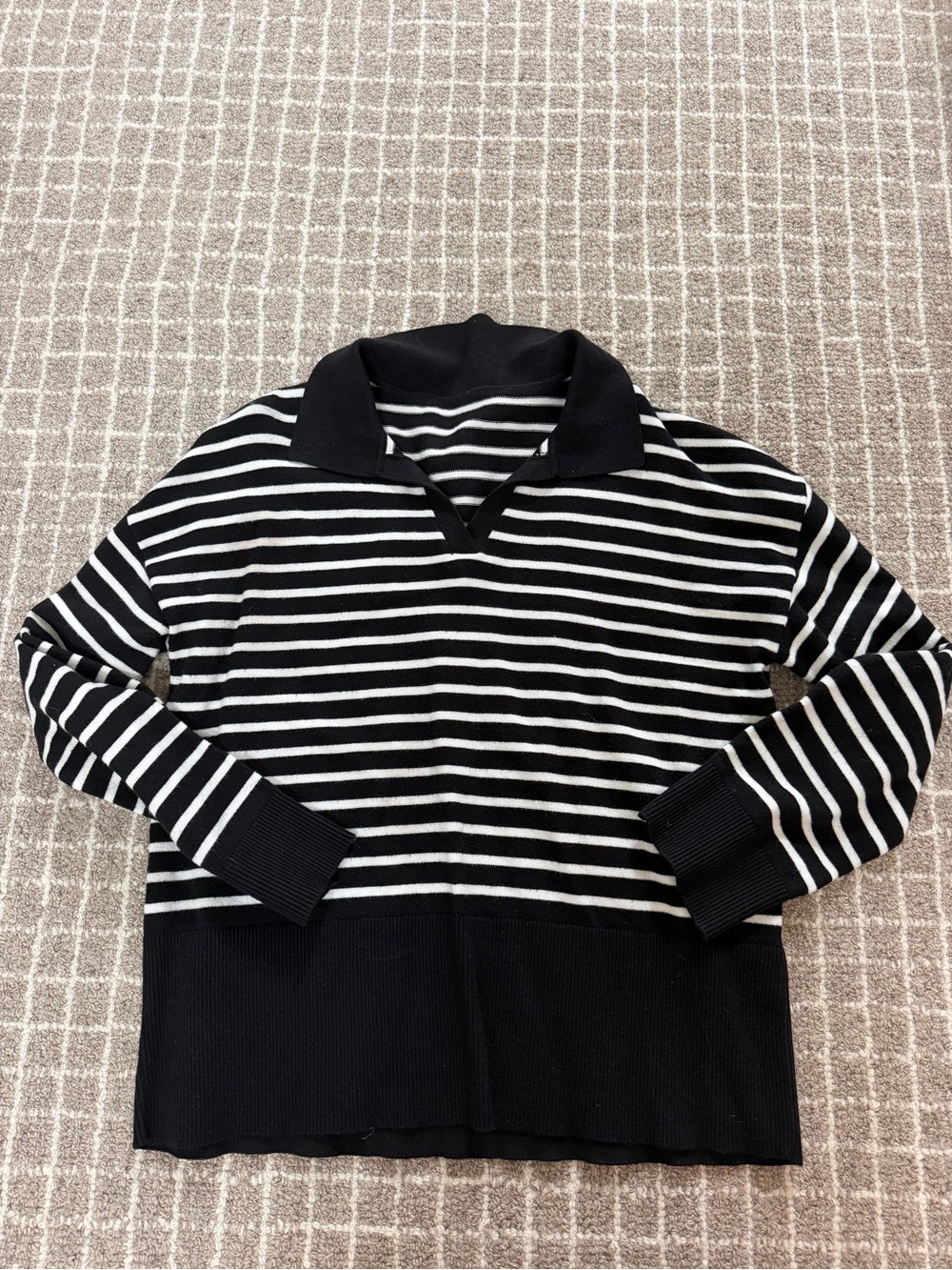 Source Unknown Black & White Striped V-Neck Sweater